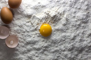 Masaya un serpiştirilmiş çiğ yumurta.