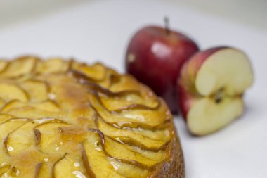 Tatlı jöleli taze elmalı turta.