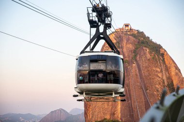 Rio de Janeiro, Rio de Janeiro / Brezilya - Ekim 2019: Sugar Loaf Dağı 'ndaki kablo araba, Rio şehri manzarası ve Sugarloaf Kablo Arabası.