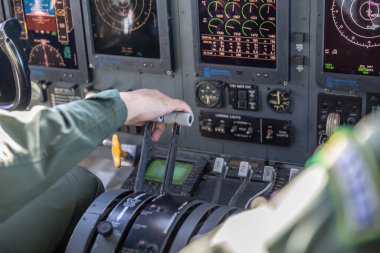 Vitria da Conquista, Bahia, Brezilya - Mayıs 2019: Brezilya Hava Kuvvetleri 'nden Herkül C-130 uçağının içi. Askeri uçak paneli.