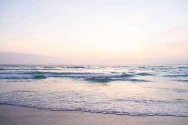 Dev dalgaların manzarası, Okyanusta köpürme ve sıçrama, güneşli bir gün.