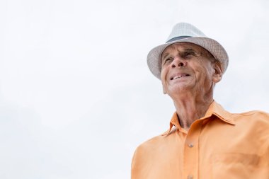 Fotokopi arkaplanında poz veren şapkalı olgun adam