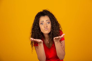 Kıvırcık saçlı, elinde bir şey tutan güzel bir genç kadın. Brezilyalı kız.