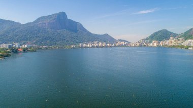 Rio de Janeiro şehrindeki deniz suyu gölü Rodrigo de Freitas Lagoa 'nın (Lagoa) havadan görünüşü. Arka planda Kurtarıcı İsa heykelini görebilirsiniz..