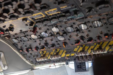 Vitria da Conquista, Bahia, Brezilya - Mayıs 2019: Brezilya Hava Kuvvetleri 'nden Herkül C-130 uçağının içi. Askeri uçak paneli.