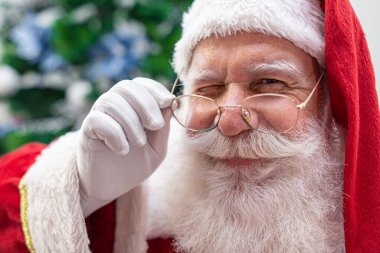 Noel Baba kameraya bakıyor. Noel yaklaşıyor. Mutlu noeller. Noel Baba izliyor.