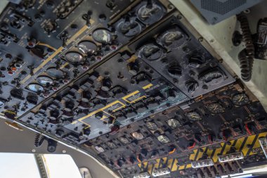 Vitria da Conquista, Bahia, Brezilya - Mayıs 2019: Brezilya Hava Kuvvetleri 'nden Herkül C-130 uçağının içi. Askeri uçak paneli.