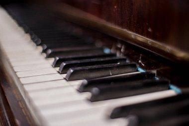 Eski piyano tuşlarını kapat