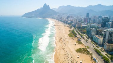 Rio de Janeiro, Rio de Janeiro / Brezilya - Ekim 2019: Rio de Janeiro 'daki Ipanema Sahili' nin havadan görüntüsü. 4K.