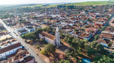 Jardinopolis, Sao Paulo / Brazil - Ağustos 2019: Jardinopolis şehir merkezinin hava görüntüsü. Şehir merkezindeki ana kiliseyi görebilirsiniz..