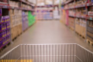 Bulanık alışveriş merkezinde alışveriş arabası.