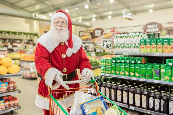 Babbo Natale Spesa Supermercato Sta Spingendo Carrello Pieno Natale Concetto — Foto Stock