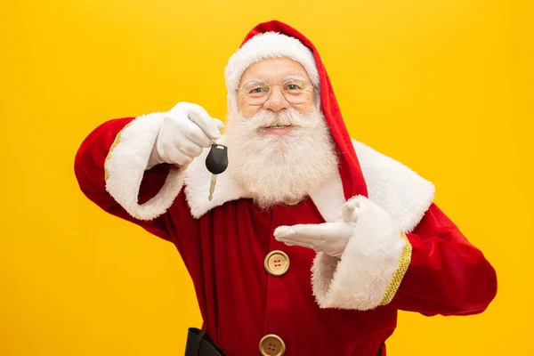 Papai Noel Segurando Chaves Carro Fundo Amarelo — Fotografia de Stock