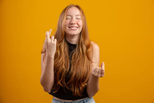 Moet Winnen Vrolijke Jonge Roodharige Vrouw Klemt Tanden Steekt Vingers — Stockfoto