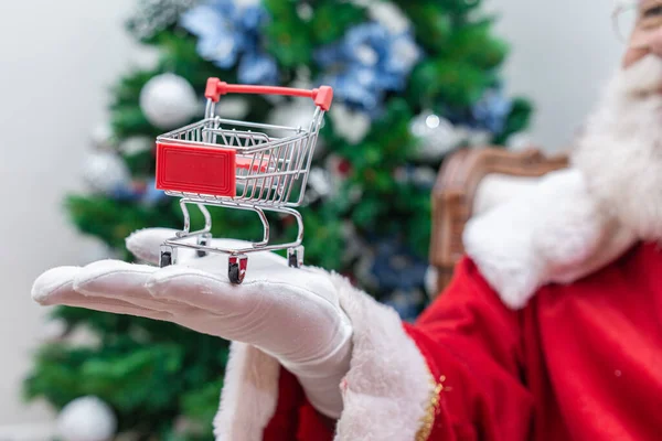 Babbo Natale Che Spesa Supermercato Sta Mostrando Mini Carrello Natale — Foto Stock