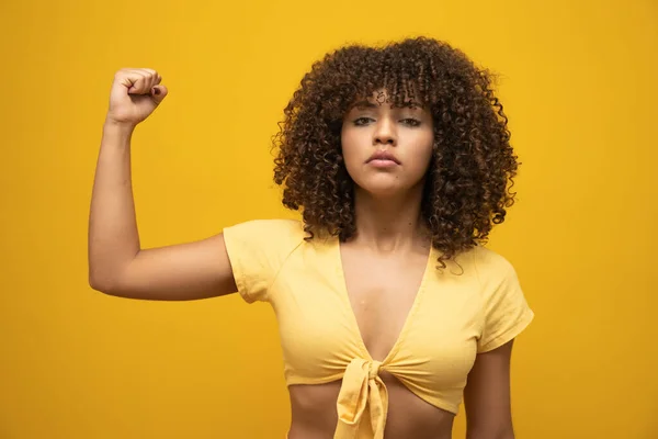 Jovem Latina Encaracolado Mulher Posando Fundo Amarelo Brilhante — Fotografia de Stock