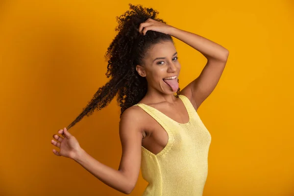 Young Afro American Woman Curly Hair Looking Camera Smiling Cute — Stock Photo, Image