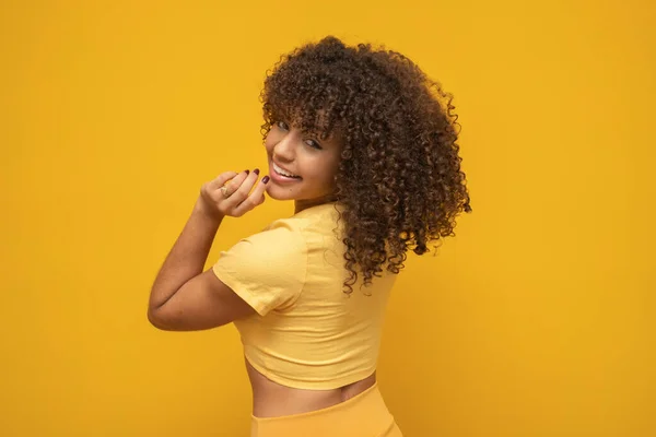 Mujer Rizada Latina Joven Posando Sobre Fondo Amarillo Brillante — Foto de Stock