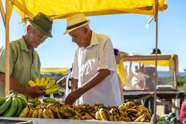 市場の屋台でバナナを買う男 ブラジル — ストック写真