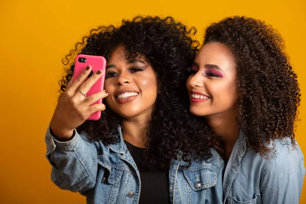 Две Африканские Американские Девушки Фотографируют Селфи Помощью Мобильного Телефона Жёлтом — стоковое фото