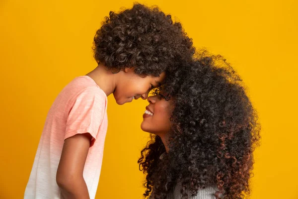 Retrato Una Joven Madre Afroamericana Con Hijo Pequeño Fondo Amarillo — Foto de Stock