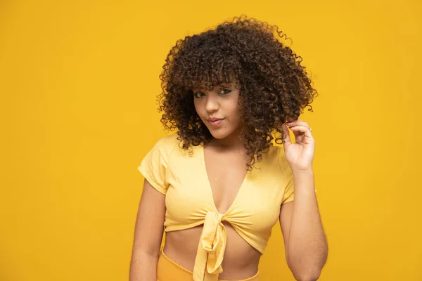 Jovem Latina Encaracolado Mulher Posando Fundo Amarelo Brilhante — Fotografia de Stock