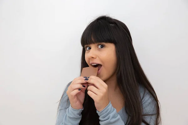 Jonge Vrouw Die Chocolade Eet Concept Van Verslaafd — Stockfoto