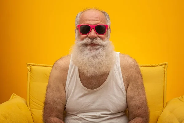 Vrolijke Oude Man Met Een Rode Neus Allemaal Dwazen Dag — Stockfoto