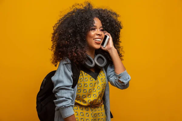 Słodka Dziewczyna Rozmawia Przez Telefon Komunikacja Przez Telefon Żółtym Tle — Zdjęcie stockowe