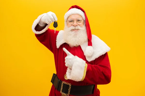 Santa Claus Holding Keys Car Yellow Background — Stock Photo, Image