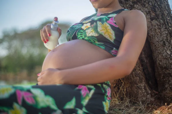 Porträt Einer Schwangeren Die Ihren Bauch Mit Körperlotion Pflegt — Stockfoto