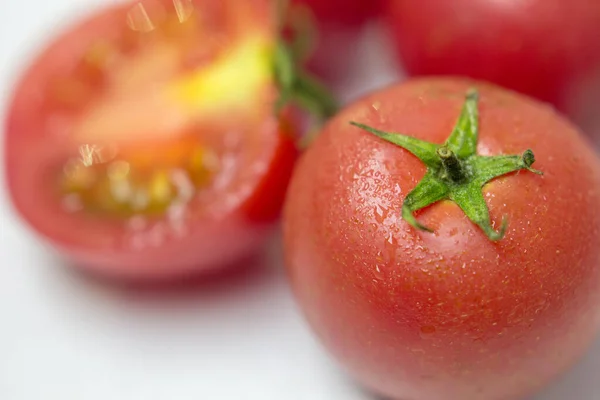 Makroaufnahme Reifer Roter Tomaten Auf Weißem Tischhintergrund — Stockfoto