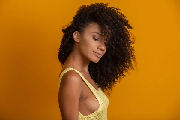 Jovem Afro Americana Com Cabelo Encaracolado Olhando Para Câmera Sorrindo — Fotografia de Stock