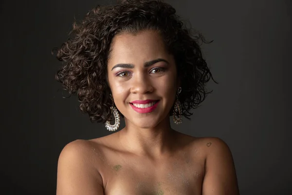 Skönhetsporträtt Afrikansk Amerikansk Kvinna Med Afro Frisyr Och Glamour Makeup — Stockfoto