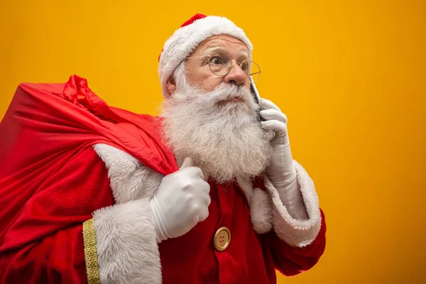 Aman Yarabbi Başlıklı Noel Baba Kostüm Siyah Kuşak Beyaz Eldivenler — Stok fotoğraf