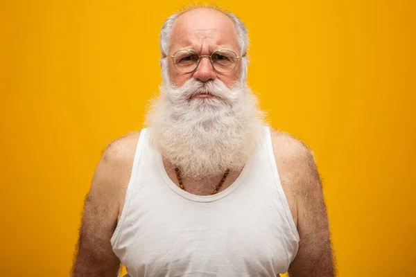 Velho Com Uma Longa Barba Fundo Amarelo Sénior Com Barba — Fotografia de Stock