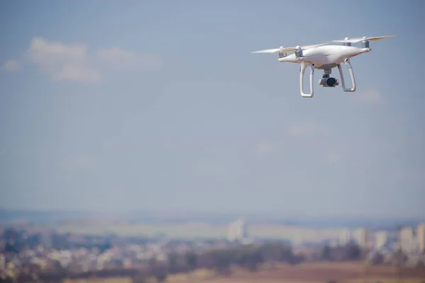 Drone Bianco Che Vola Sfondo Cielo Blu — Foto Stock