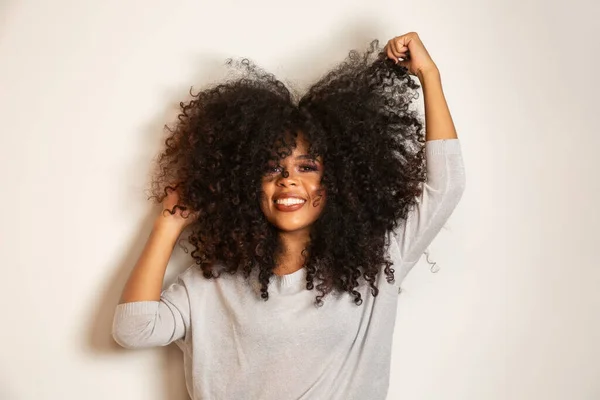 Retrato Belleza Mujer Afroamericana Con Peinado Afro Maquillaje Glamuroso Mujer — Foto de Stock