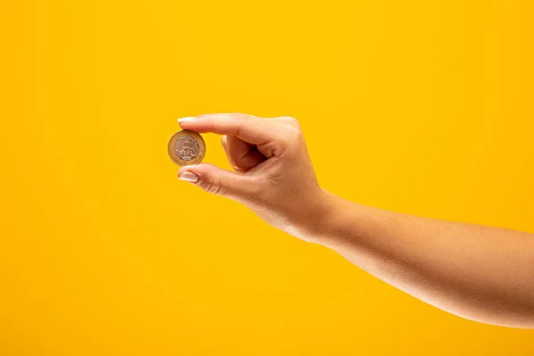 Hand Met Een Echte Munt Van Brazilië Gele Achtergrond Financieel — Stockfoto