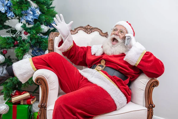 Santa Claus Using Smartphone Talking Phone Child Analyzing Christmas Requests — Stock Photo, Image
