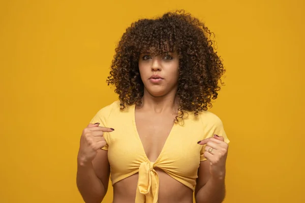 Mujer Rizada Latina Joven Posando Sobre Fondo Amarillo Brillante — Foto de Stock