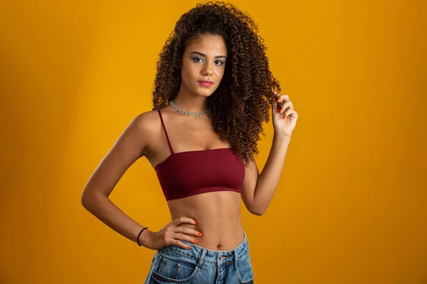 Hermosa Chica Afroamericana Con Peinado Afro Sonriendo Retrato Belleza Mujer — Foto de Stock