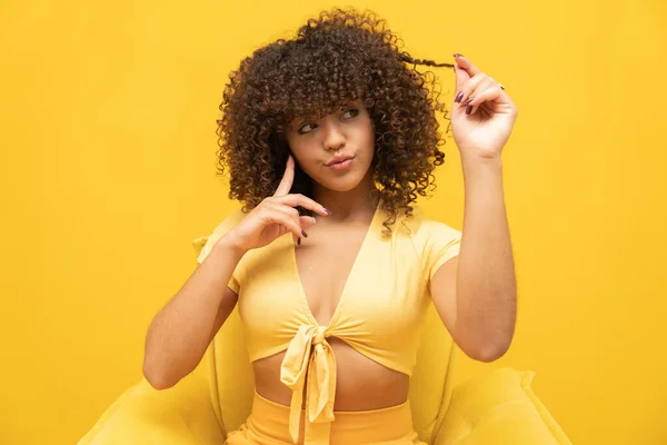 Jovem Latina Encaracolado Mulher Posando Fundo Amarelo Brilhante — Fotografia de Stock