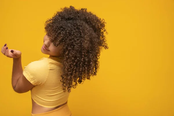 Jovem Latina Encaracolado Mulher Posando Fundo Amarelo Brilhante — Fotografia de Stock