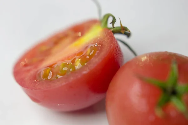 Makroaufnahme Reifer Roter Tomaten Auf Weißem Tischhintergrund — Stockfoto