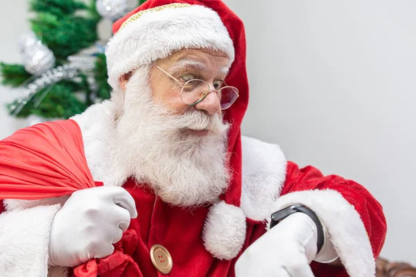 Санта Клаус Опаздывает Выглядит Испуганным Часах Санта Клаус Носит Современные — стоковое фото