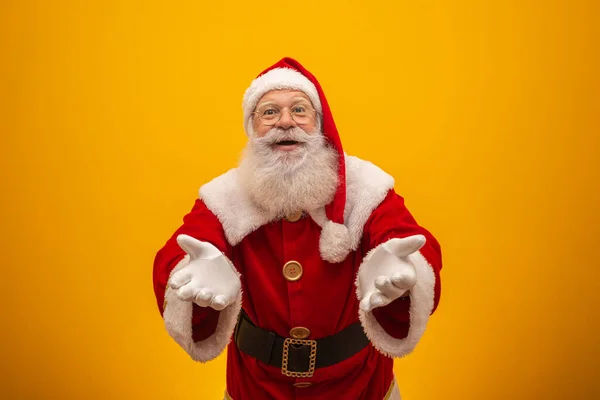 Santa Claus Žlutém Pozadí Kopírovacím Prostorem Prezentace — Stock fotografie