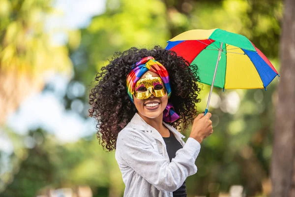 Jeune Femme Bouclée Célébrant Fête Carnaval Brésilien Avec Parapluie Frevo — Photo