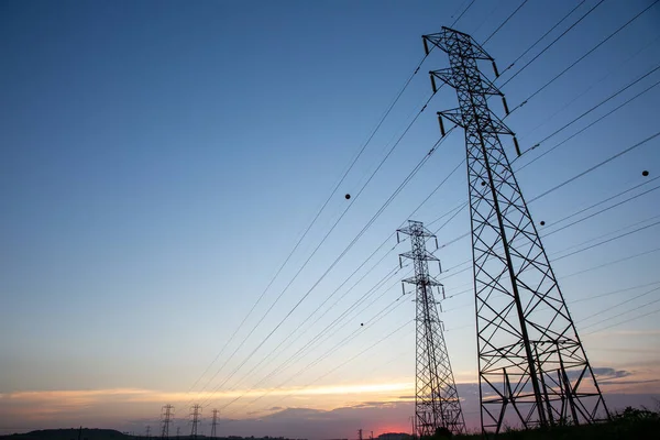 Busque Alta Tensión Las Torres Transmisión Energía Cielo Azul —  Fotos de Stock