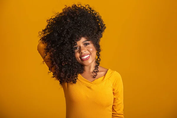 Mujer Afroamericana Joven Con Pelo Rizado Mirando Cámara Sonriendo Linda —  Fotos de Stock